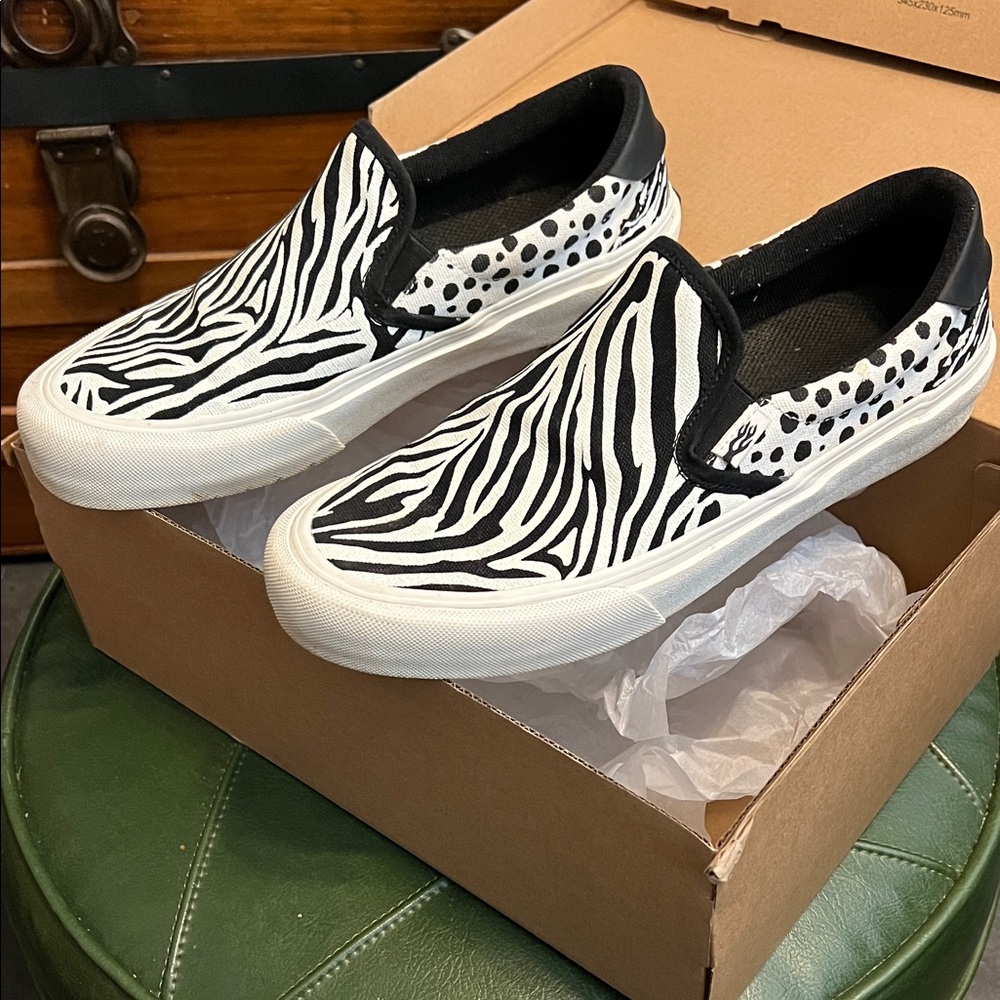 STRAYE ANIMAL PRINT SLIP ONS SIZE 9.5